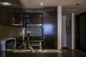 Appartement luxueux | Cuisine privée | Réfrigérateur grande capacité avec congélateur, four à micro-ondes