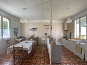 Réfrigérateur, four à micro-ondes, un four, surface de cuisson