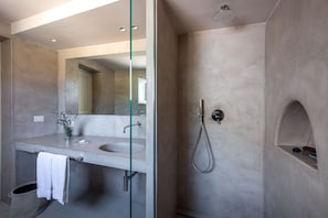 Deluxe-Zimmer | Badezimmer | Dusche, Regendusche, kostenlose Toilettenartikel, Haartrockner
