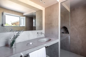 Deluxe-Zimmer | Badezimmer | Dusche, Regendusche, kostenlose Toilettenartikel, Haartrockner