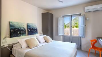 Deluxe Room | Premium bedding, down comforters, pillowtop beds, in-room safe