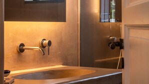 A bathroom with a sink, mirror, and towel rack. - Vico San Lorenzo - Camere a Salina (Malfa)