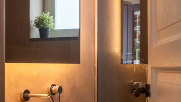 Superior Room | Bathroom | Shower, rainfall showerhead, free toiletries, hair dryer