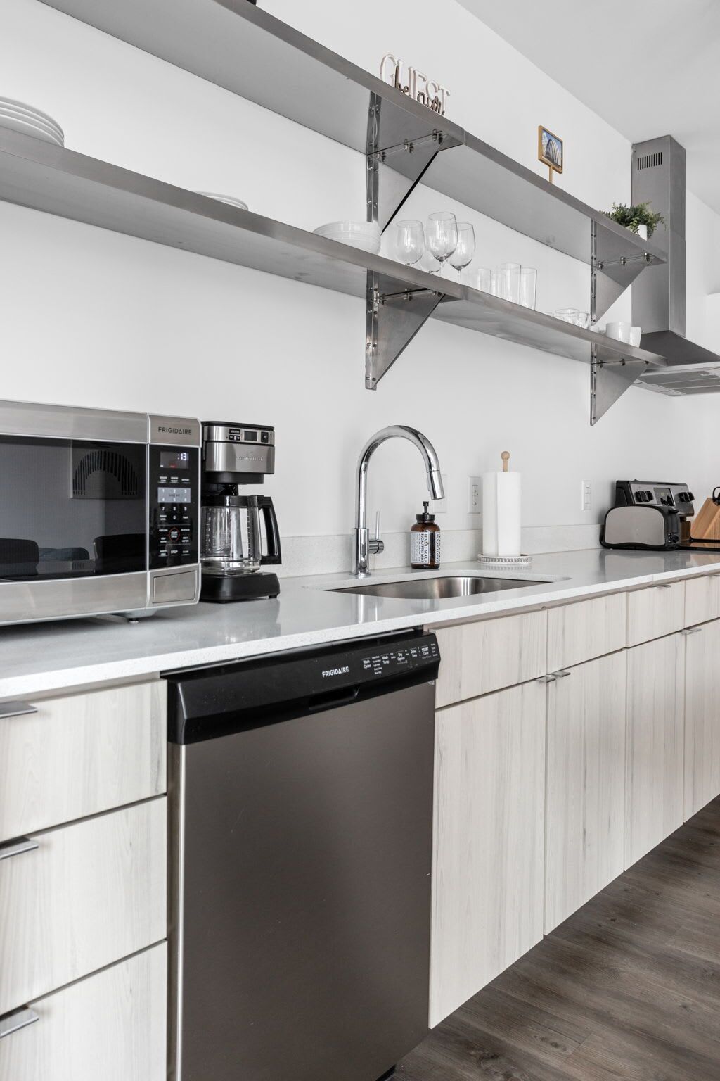 冷蔵庫、電子レンジ、オーブン、コンロ