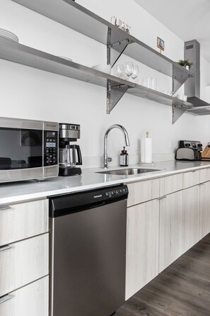 Fridge, microwave, oven, stovetop - CozySuites I Trendy 1BR, Bottleworks Indy #2 (Indianapolis)