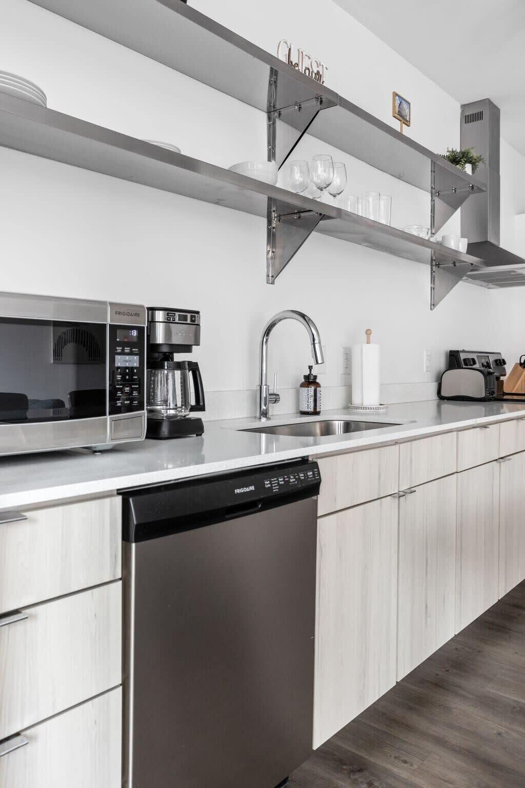 Refrigerador, microondas, horno y parrilla de estufa 