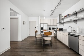 Réfrigérateur, four à micro-ondes, un four, surface de cuisson