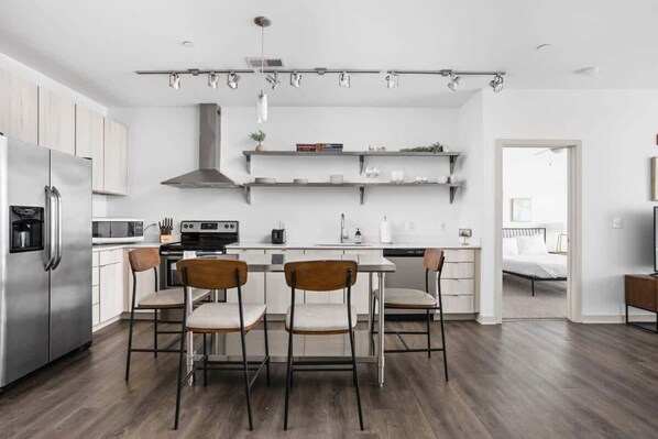 Refrigerador, microondas, horno, placa de cocina