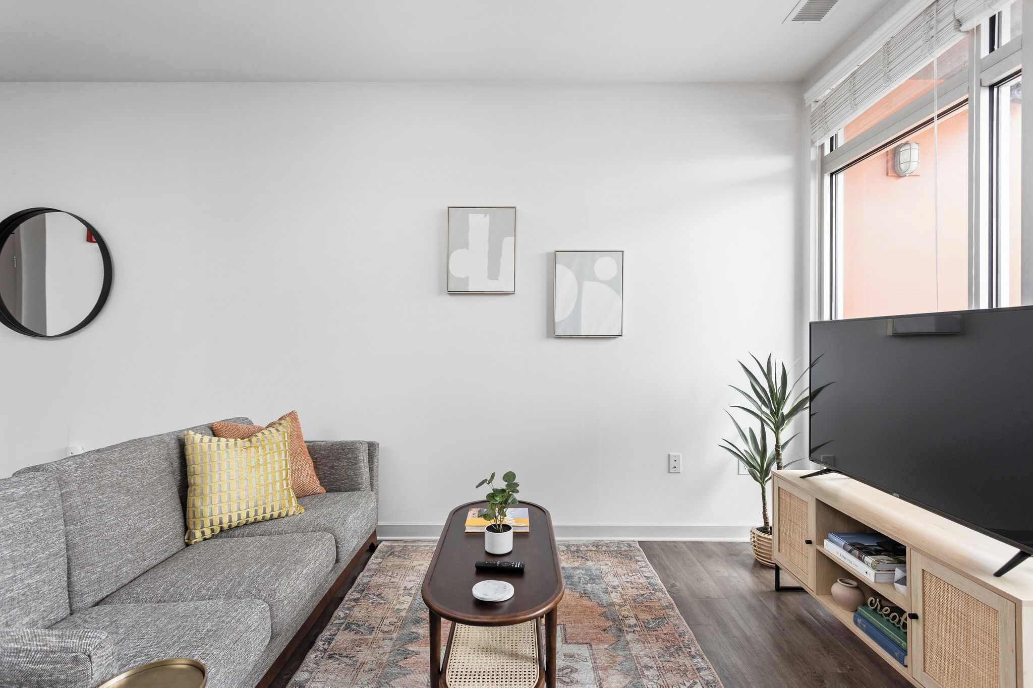 Televisión y oficina 