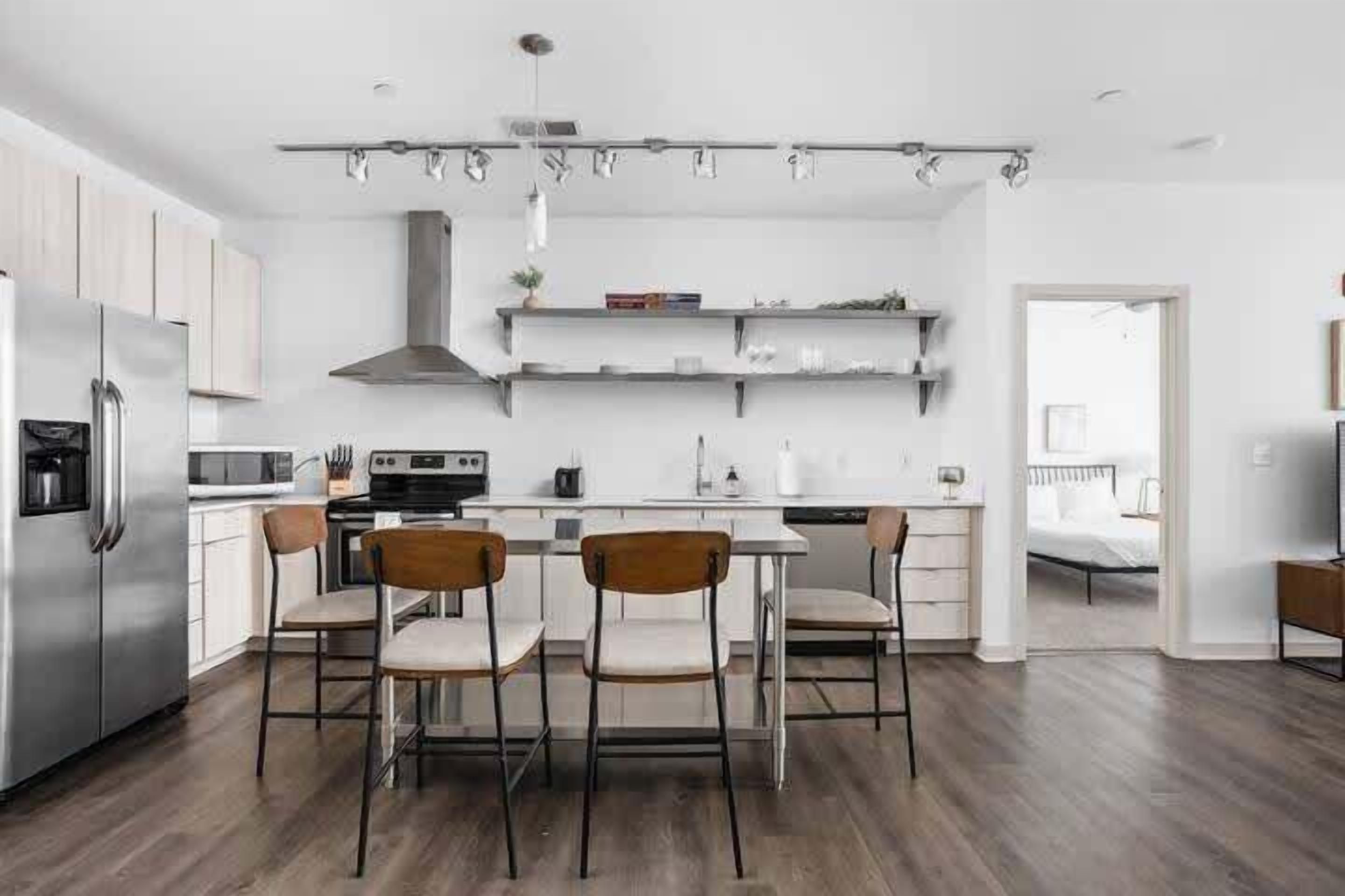 Réfrigérateur, micro-ondes, four, plaque de cuisson