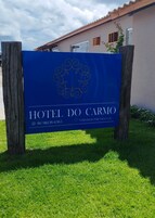 Señal del Hotel do Carmo con información de contacto y una URL de sitio web.