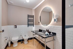 Suihku, hiustenkuivaaja, pyyhkeet