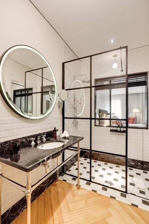 Shower, hair dryer, towels, shampoo