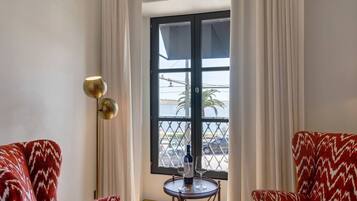 TV, Netflix, streaming services, stereo