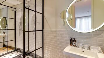 Ducha, secador de pelo, toallas, shampoo