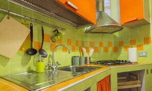 Réfrigérateur, micro-ondes, plaque de cuisson, cafetière/bouilloire