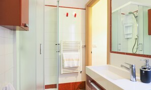 Dusche, Haartrockner, Bidet, Handtücher