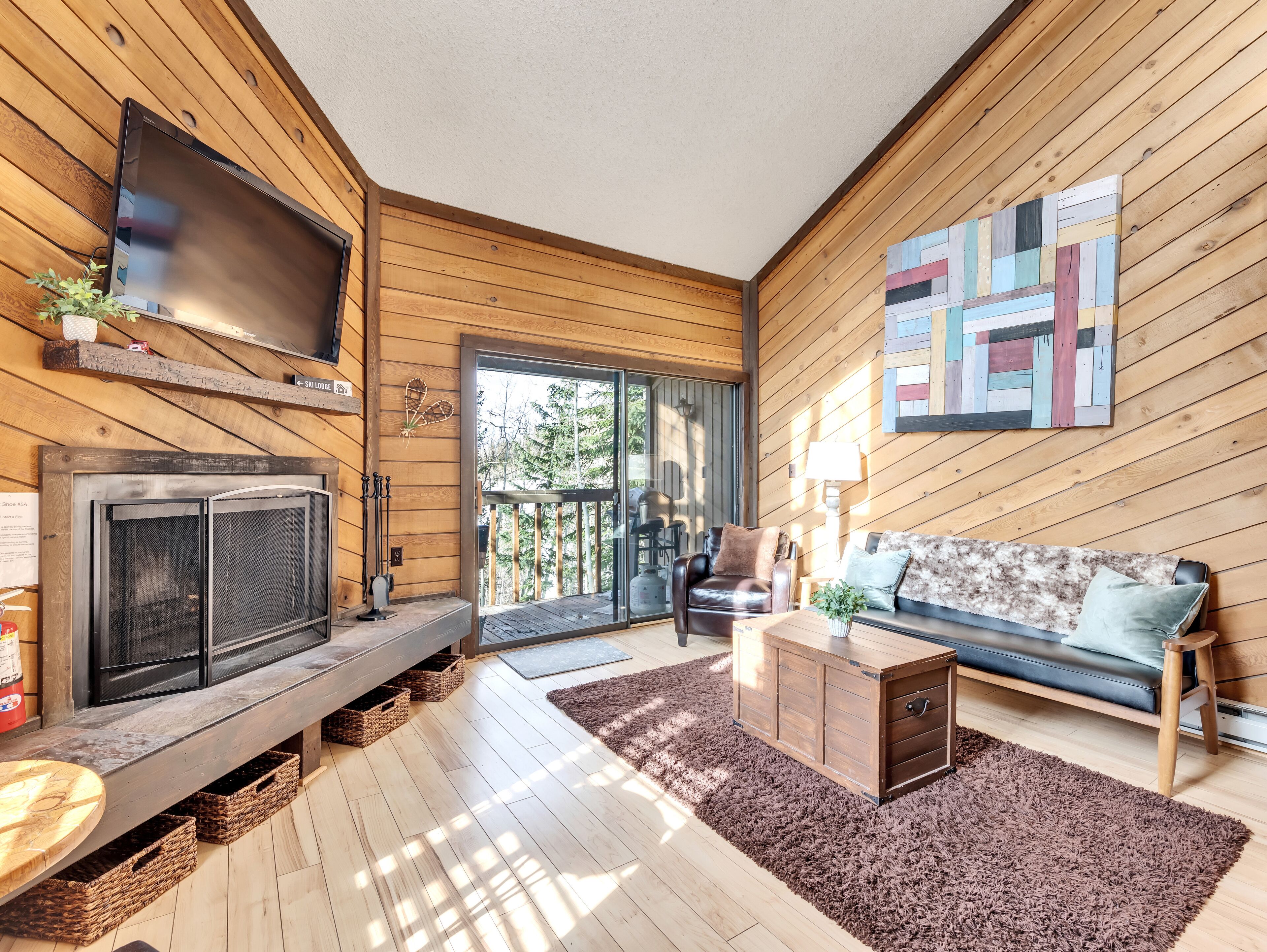 Smart TV, fireplace