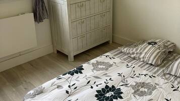 3 slaapkamers, een strijkplank/strijkijzer, gratis wifi