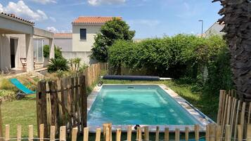 Een buitenzwembad en een verwarmd zwembad