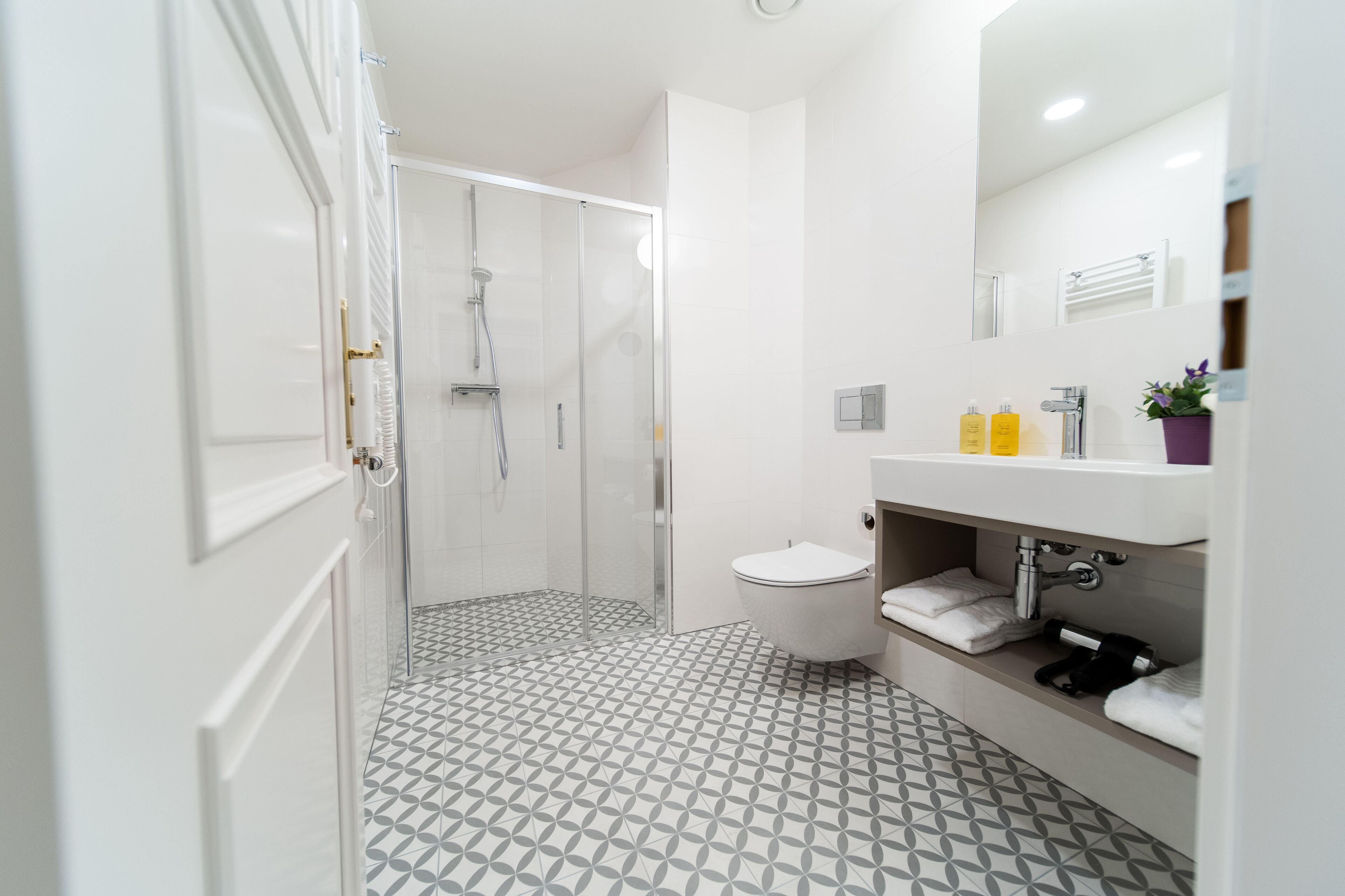 Studio Suite | Bathroom | Shower, eco-friendly toiletries, towels