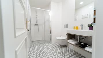 Studio Suite | Bathroom | Shower, eco-friendly toiletries, towels