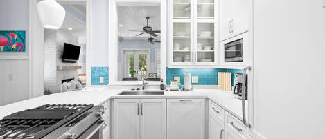 冰箱、微波炉、烤箱、炉灶