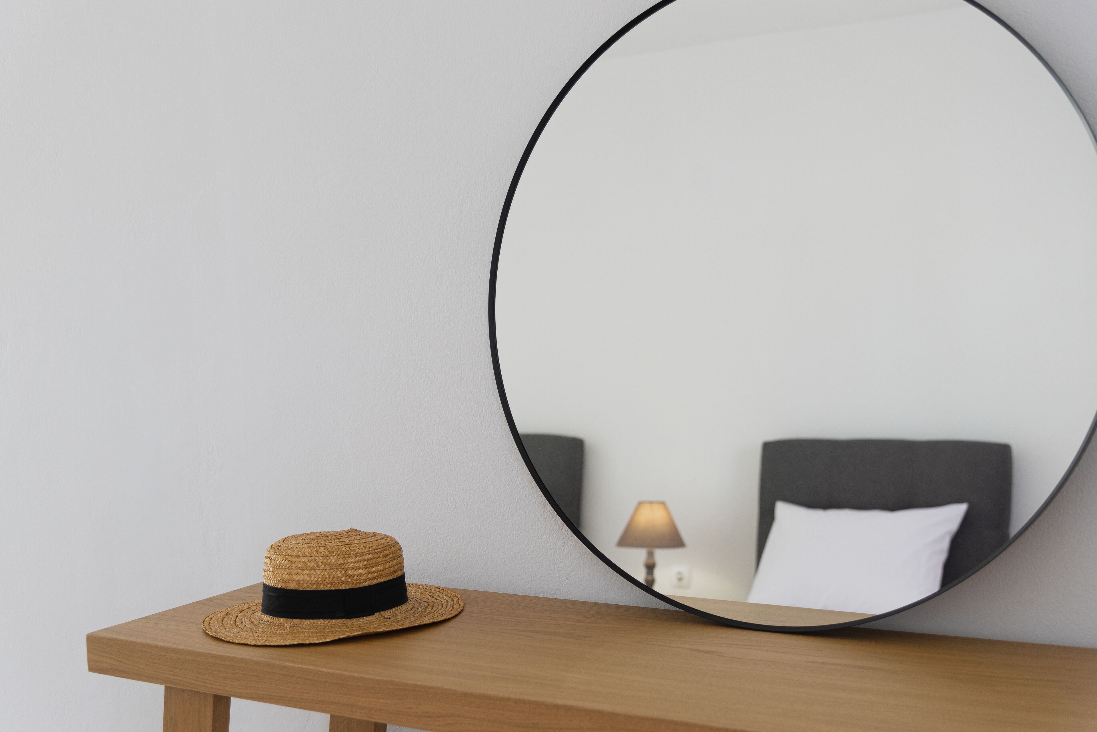 Ropa de cama de alta calidad y caja de seguridad en la habitación 