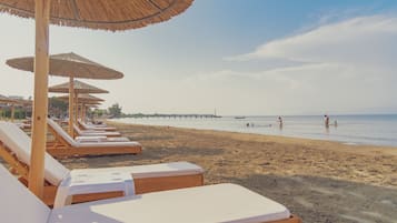 Sulla spiaggia, cabine da spiaggia gratuite, lettini da mare, ombrelloni