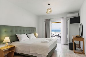 Habitación Deluxe | Ropa de cama de alta calidad, caja fuerte, sistema de insonorización