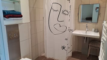 Dusche, Haartrockner, Handtücher, Seife