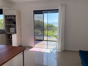 Appartement supérieur | Aire de séjour | Téléviseur à écran plat de 32 po avec télévision par câble, téléviseur