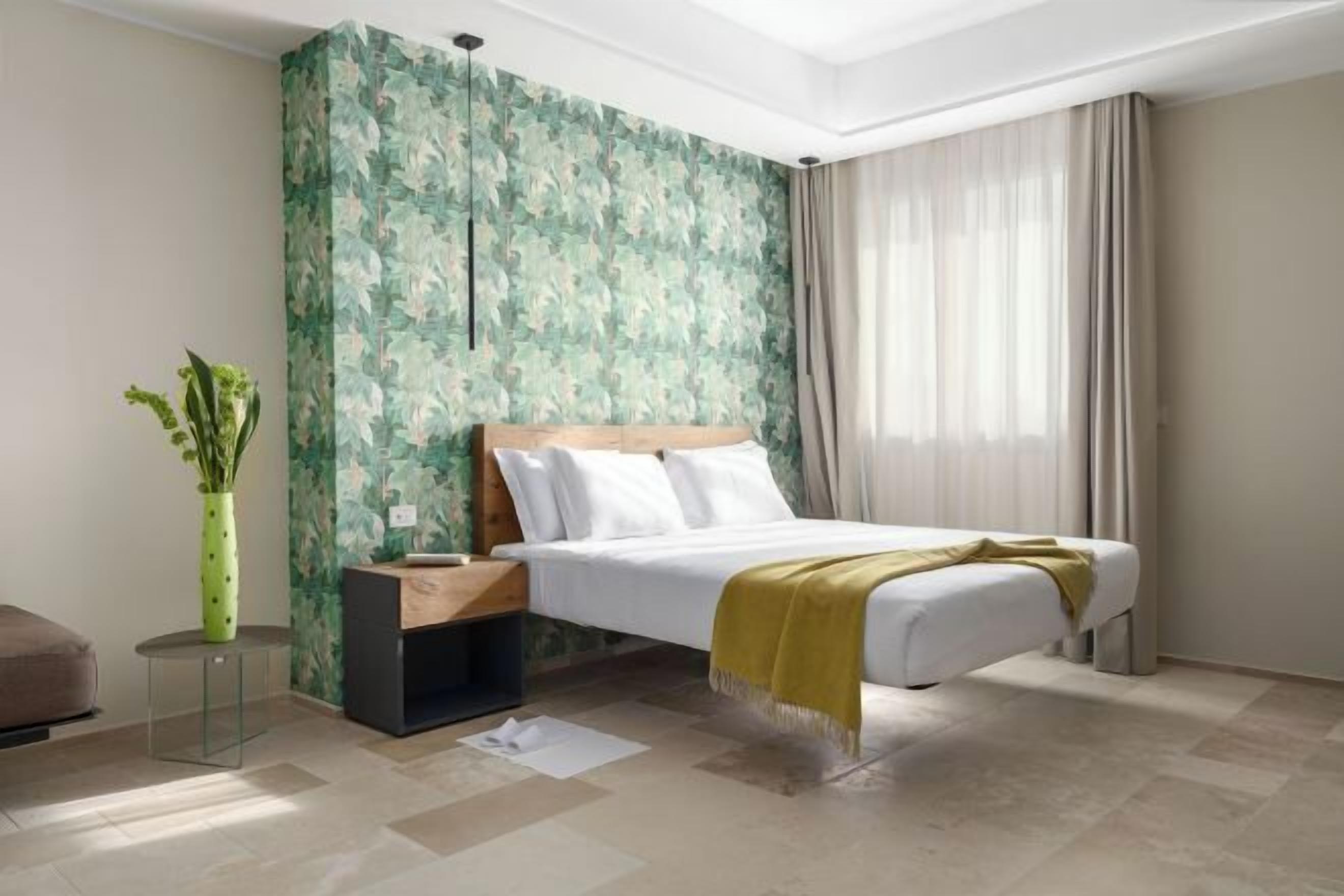 In-room safe, desk, soundproofing, free WiFi