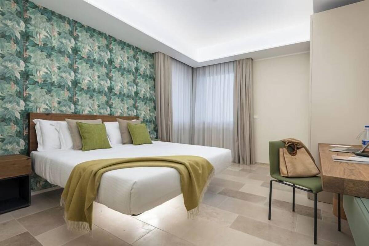 In-room safe, desk, soundproofing, free WiFi