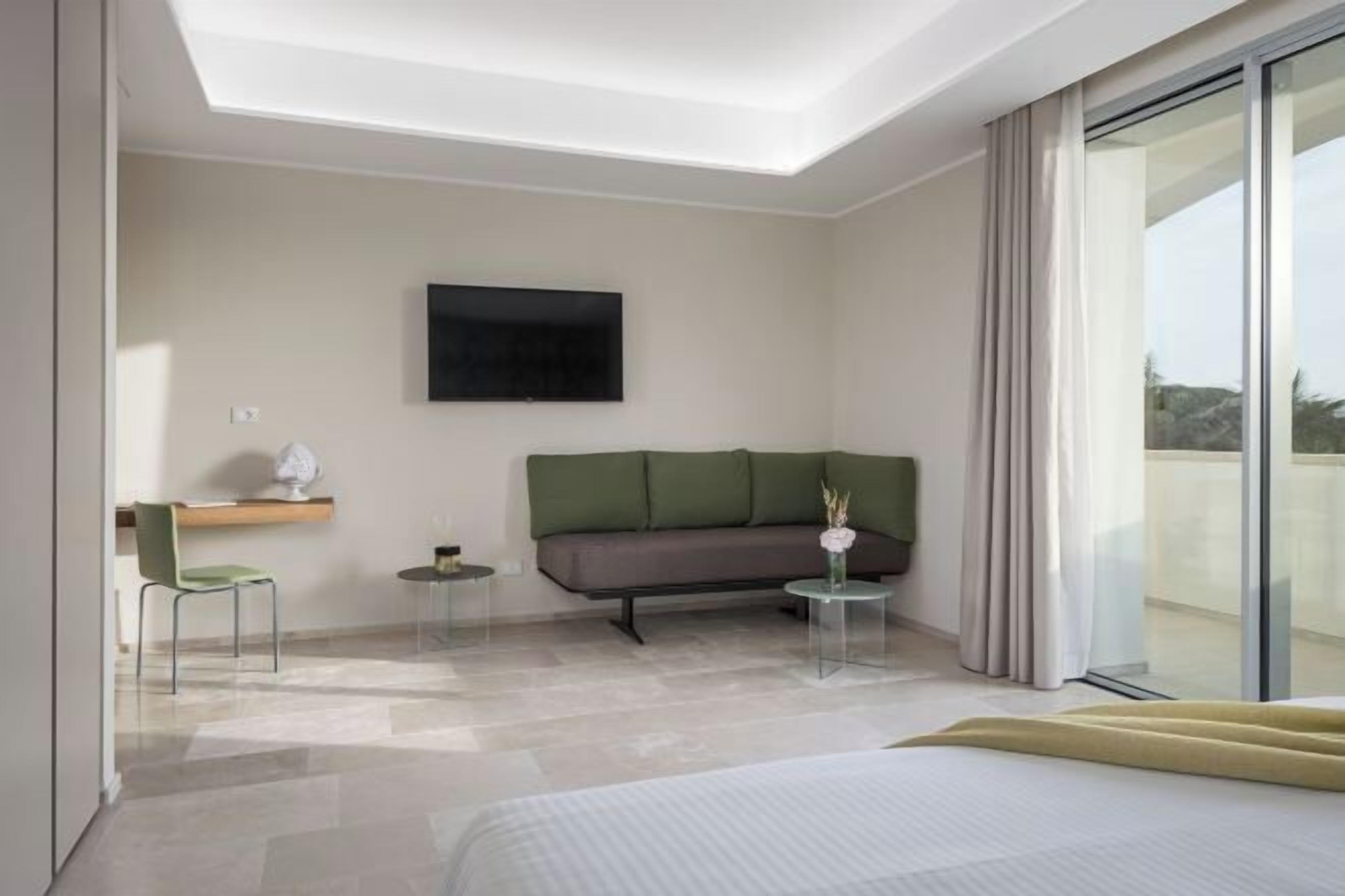 In-room safe, desk, soundproofing, free WiFi