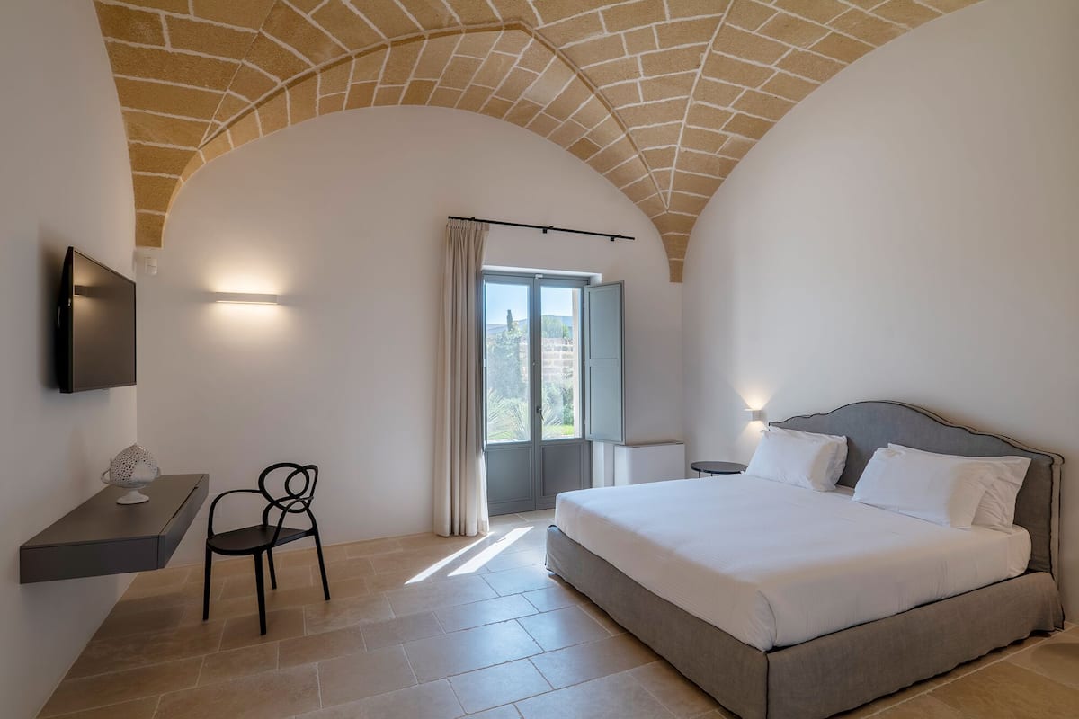 1 habitación, caja de seguridad en la habitación y escritorio
