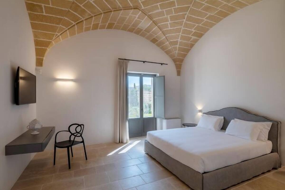 In-room safe, desk, soundproofing, free WiFi