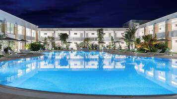 AuĂenpool (je nach Saison geöffnet), Sonnenschirme, LiegestĂŒhle