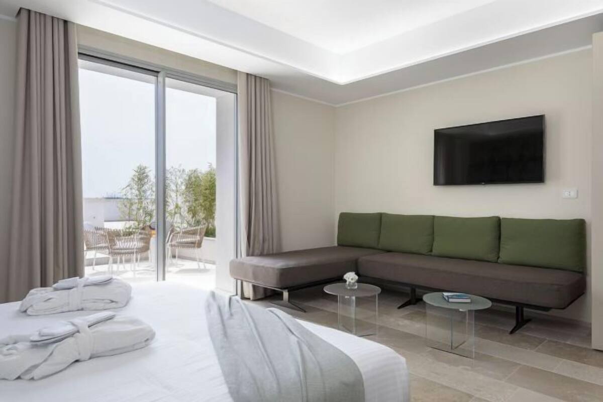 In-room safe, desk, soundproofing, free WiFi