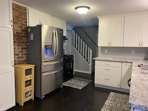 Refrigerador, microondas, horno y parrilla de estufa 