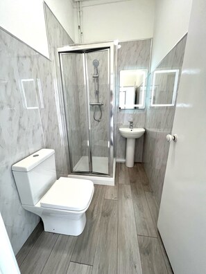 Douche, sèche-cheveux, serviettes fournies, savon