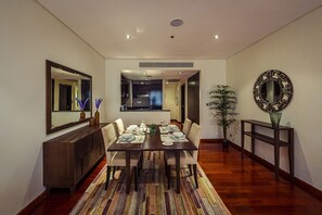 Appartamento Luxury | Area soggiorno | TV a schermo piatto 55 cm con canali digitali, TV