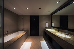 Bathroom - Lovely 1 bedroom apartment - Anantara (Dubai)