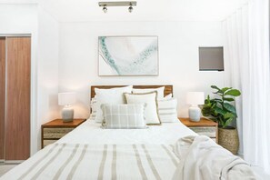1 chambre, fer et planche à repasser, lit de bébé portatif