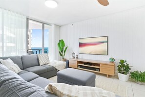 Smart TV, stereo - Luxury Waterfront Condo with Stunning Ocean Views in the Heart of Cairns (Cairns City)