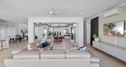 Pura Villa - Luxury Pavilion-Style Home with Private Pool in Palm Cove