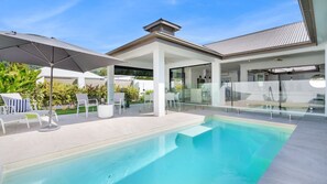 Pool - Pura Villa - Luxury Pavilion-Style Home with Private Pool in Palm Cove (Palm Cove)