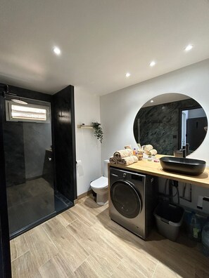 Dusj, hårføner og håndklær