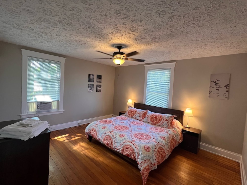 Rolston 2, Two Bedroom Unit near Xavier, Downtown Norwood Vrbo