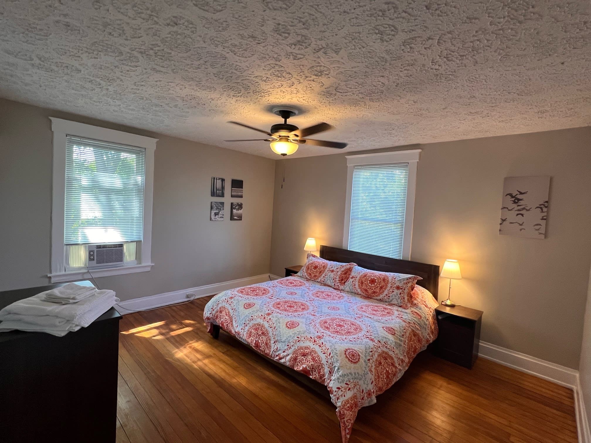 2 bedrooms, desk, iron/ironing board, WiFi